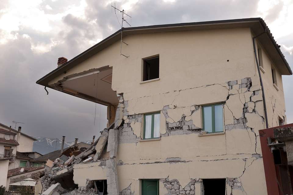 earthquake house